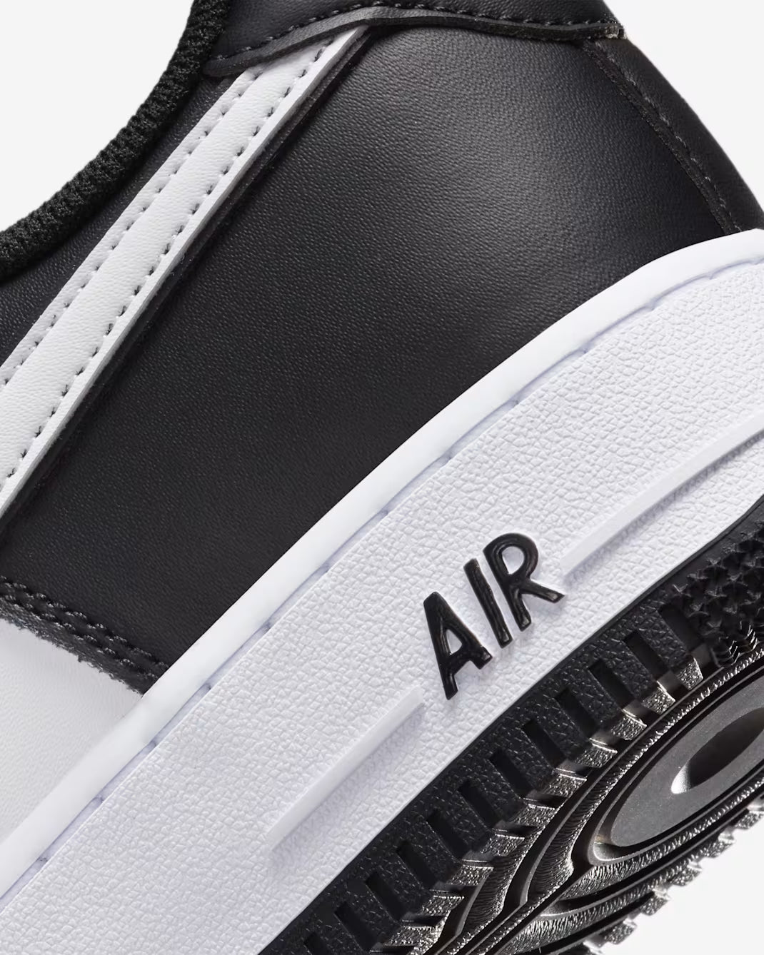 Nike Air Force 1 '07 - Black  & White